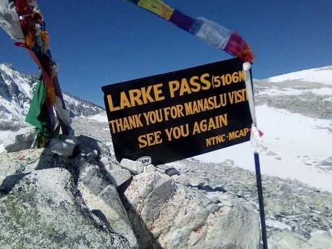 The Valley of Peace vs. The Gateway of Ice: A Comparative Guide to Tsum and Larkya La